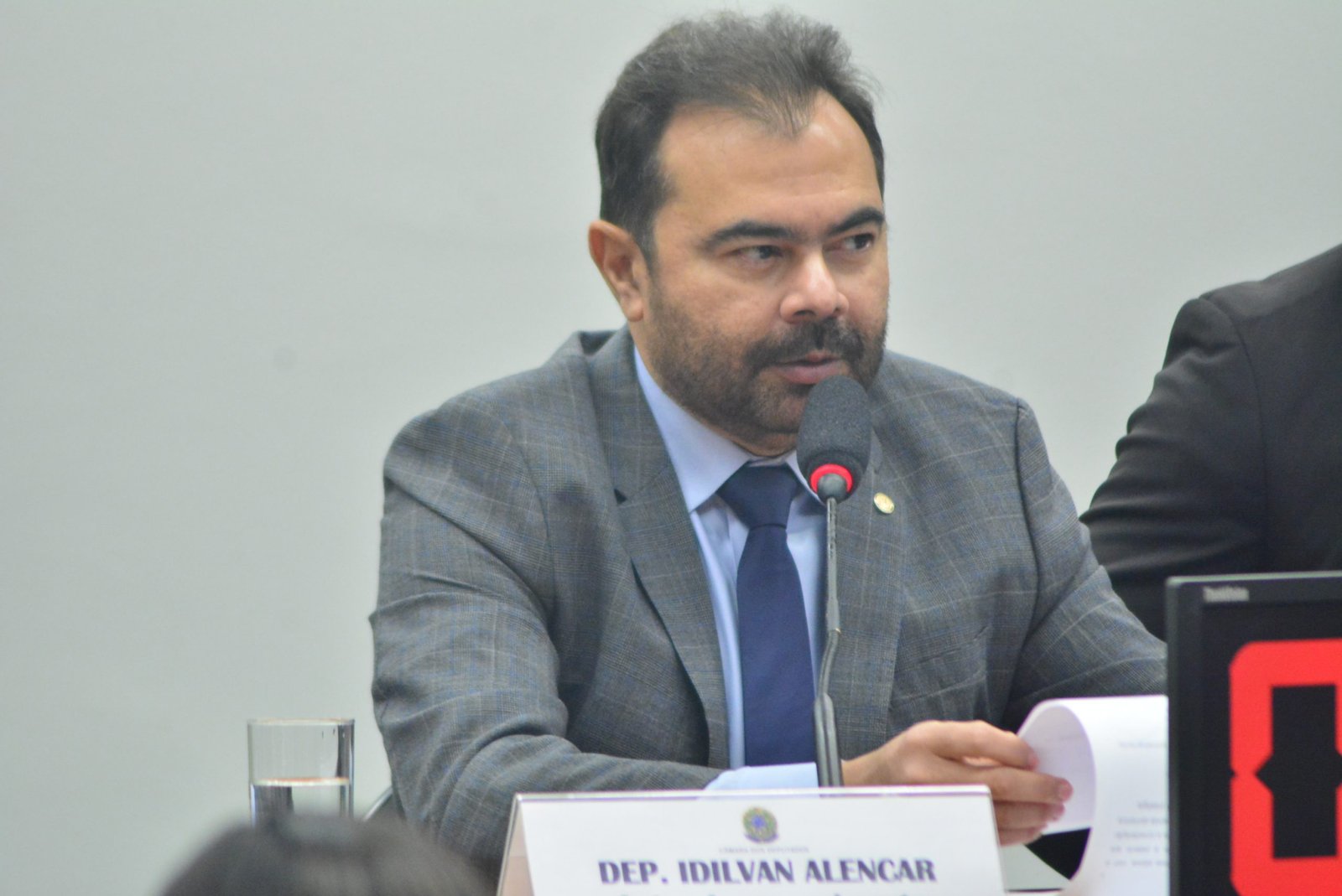Idilvan reage e aciona PGR contra Eduardo Bolsonaro por comparar professor a traficante