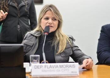 Aprovado texto de Flávia Morais a projeto que protege no trabalho o cuidador de pessoa com deficiência