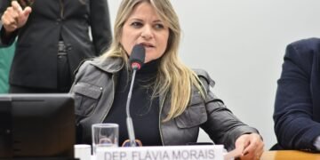 Aprovado texto de Flávia Morais a projeto que protege no trabalho o cuidador de pessoa com deficiência