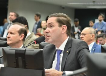 Aprovado parecer de Eduardo Bismarck pela admissibilidade da PEC que beneficia agentes de saúde