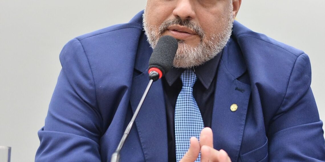 Aprovado parecer de Marcos Tavares para obrigar administração de aeroportos a fornecer cadeiras de rodas para atender pessoa com deficiência
