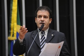 Parlamentares poderão ter valor descontado do salário para ajudar no combate à Covid-19