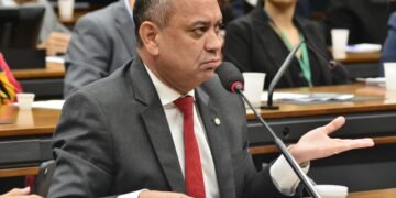 Max Lemos propõe tratamento especializado para pacientes com doenças raras