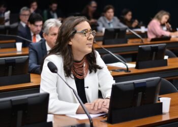 Parecer favorável de Duda permite que professor use assento vago de transporte escolar rural