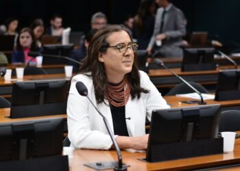 Parecer de Duda Salabert a projeto para aumentar a oferta de luz e internet em região carente é aprovado em comissão