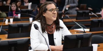 Parecer de Duda Salabert a projeto para aumentar a oferta de luz e internet em região carente é aprovado em comissão