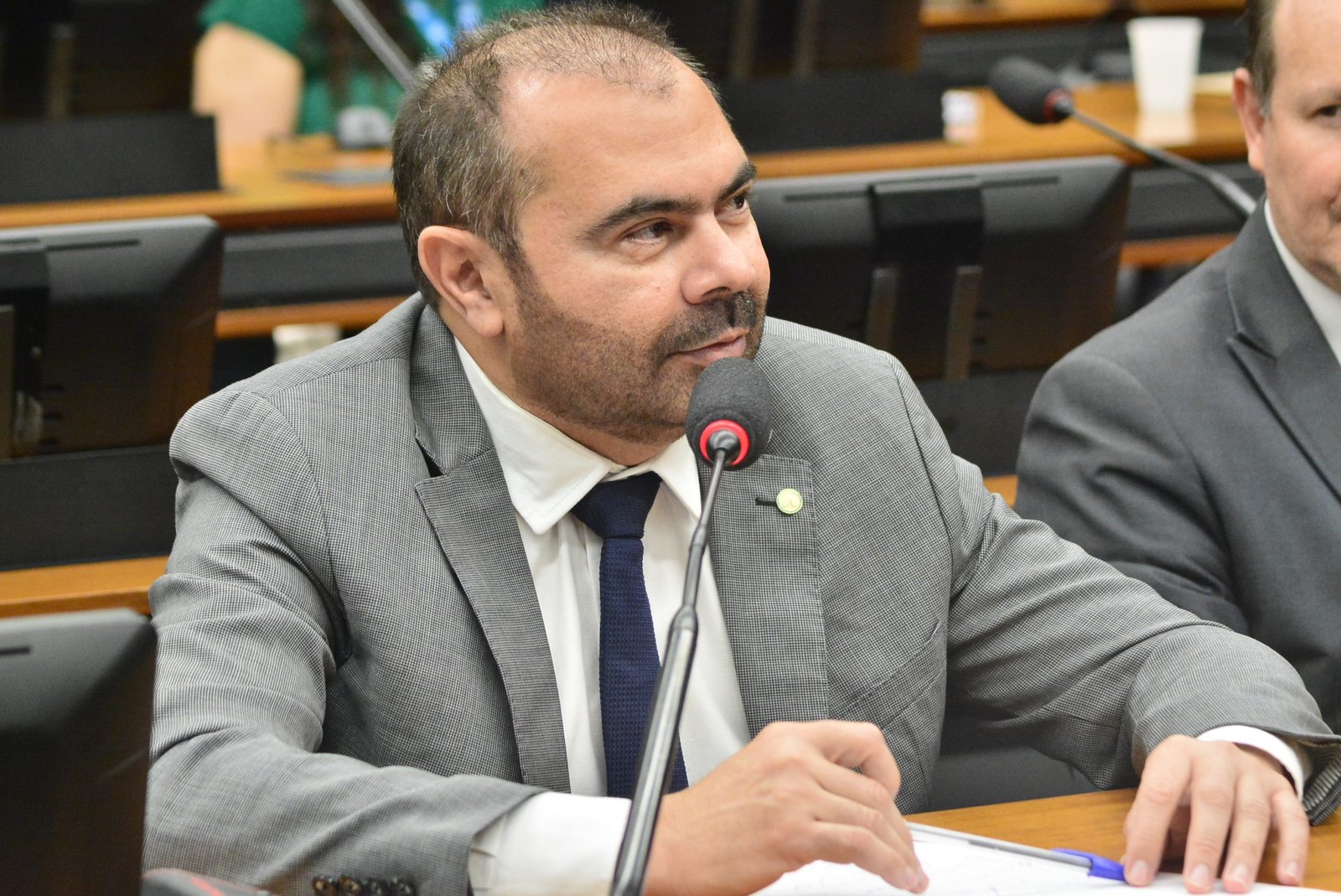 ”Chama o VAR”: A regra é realizar concursos públicos para professores