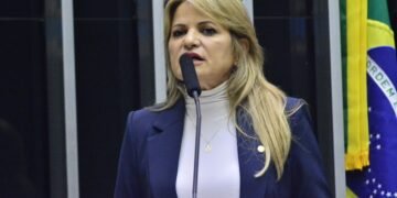 Flávia Morais promove debate sobre a atenção à pessoa com anemia crônica