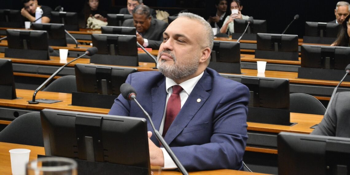 Plenário pode analisar projeto de Marcos Tavares que prevê monitoramento eletrônico de agressor de mulher