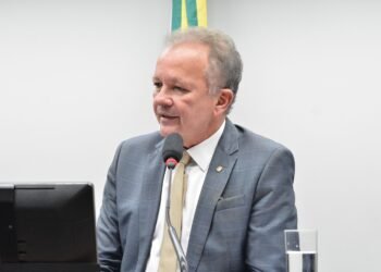 Carro oficial poderá ser de uso exclusivo de autoridades máximas dos Três Poderes da República