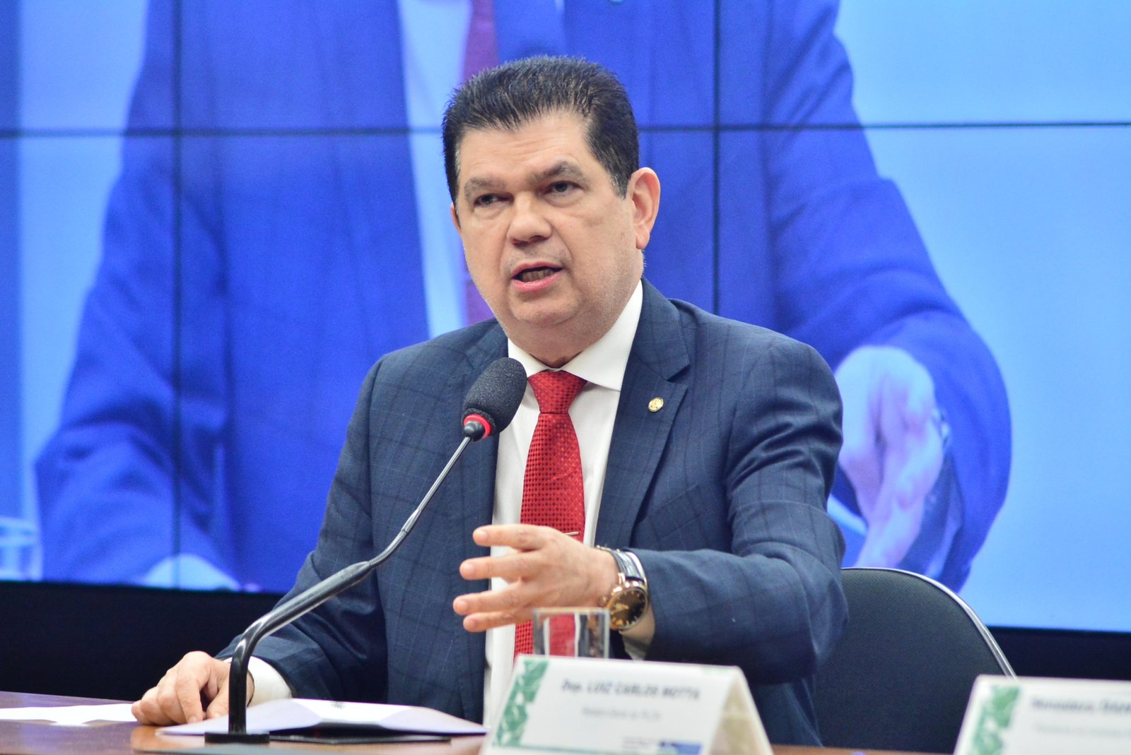 Educação analisa projeto de Mauro Benevides Filho que inclui nas despesas das escolas a aquisição de  uniforme escolar