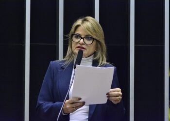Aprovado texto de Flávia Morais a projeto que garante renda familiar de até um salário mínimo para pessoa com deficiência ter acesso ao BPC