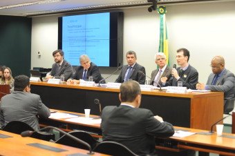 Debatedores pedem mais incentivos para a geração de energia solar no Brasil