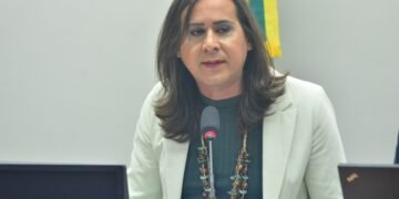 Duda Salabert propõe ajuste na lei para permitir alistamento militar de homem trans