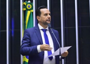 Aprovado parecer de Josenildo a projeto que beneficia professores na compra de ingressos em eventos culturais