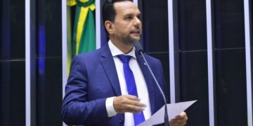 Aprovado parecer de Josenildo a projeto que beneficia professores na compra de ingressos em eventos culturais