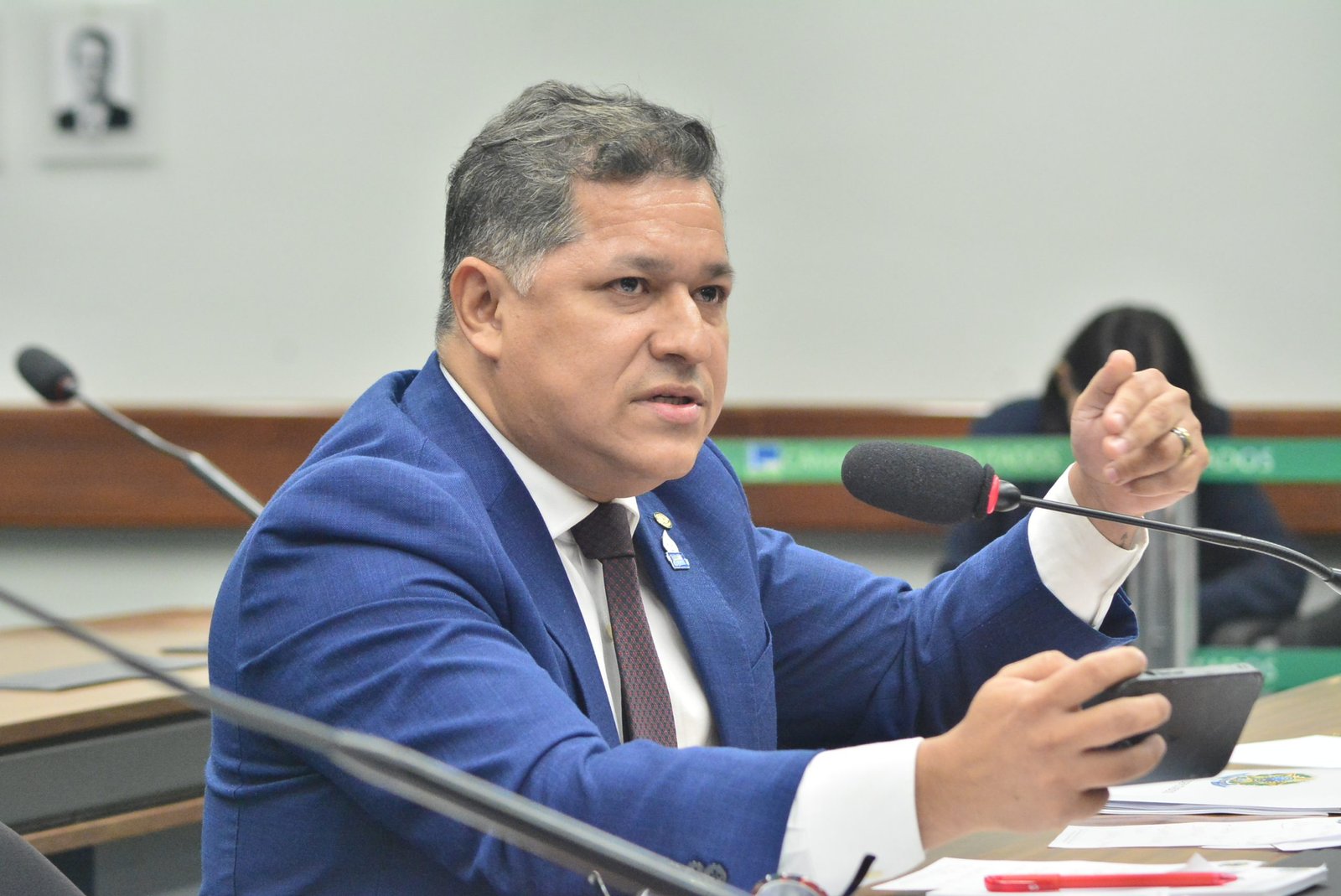 Dorinaldo assina requerimento que cria comissão para acompanhar ataques a povos indígenas na Bahia