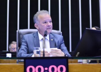 Aprovada PEC de André Figueiredo que classifica oficial de justiça como carreira típica de Estado