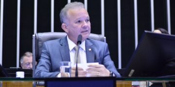 Aprovada PEC de André Figueiredo que classifica oficial de justiça como carreira típica de Estado