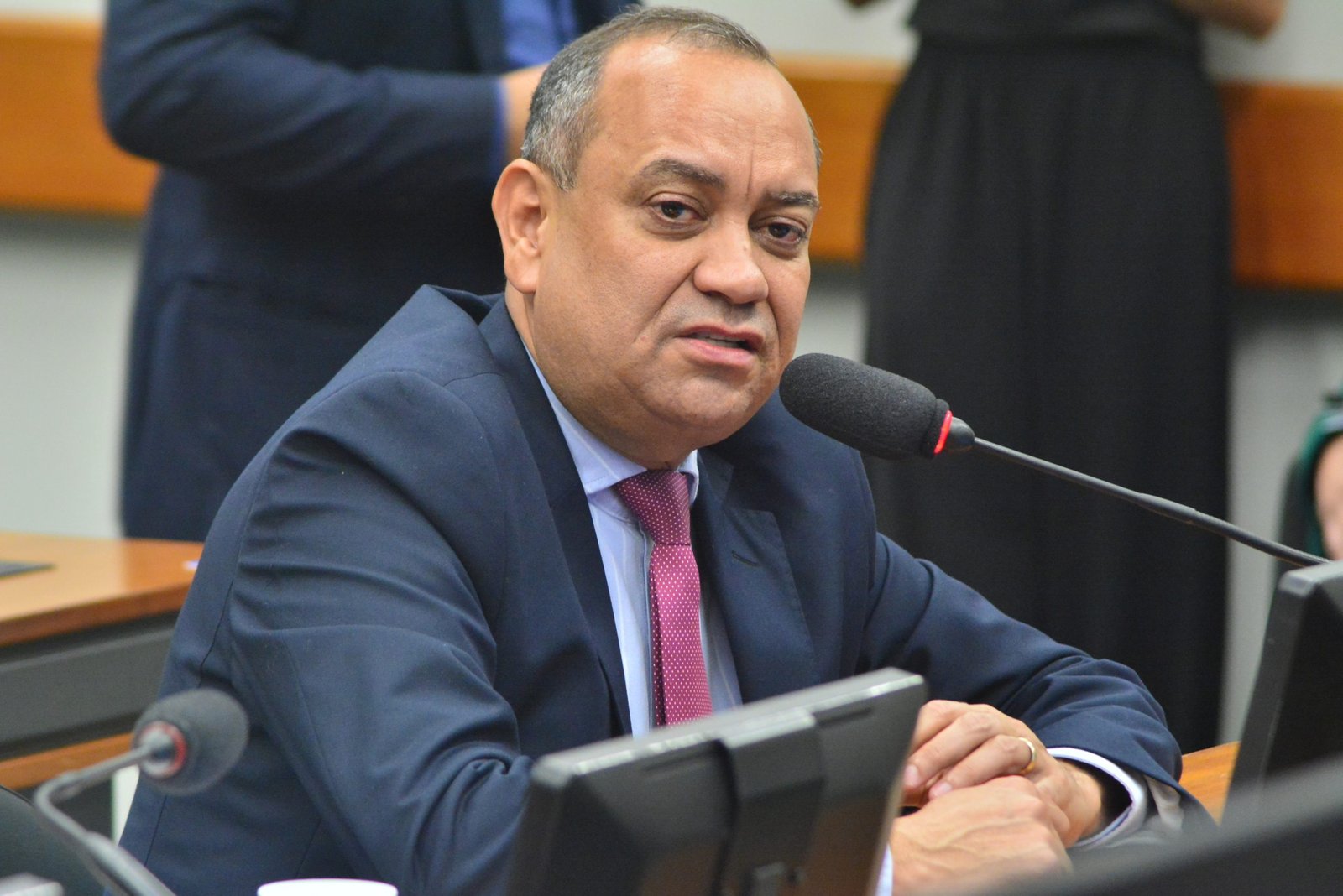 Max Lemos propõe uso do Fistel para adequar redes de telecomunicações às leis municipais