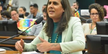 Duda Salabert pede informações sobre falta de vacinas contra Covid-19 e catapora