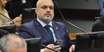 Proposta de Marcos Tavares prevê cartão de crédito para o motorista adquirir veículo para transporte de passageiro