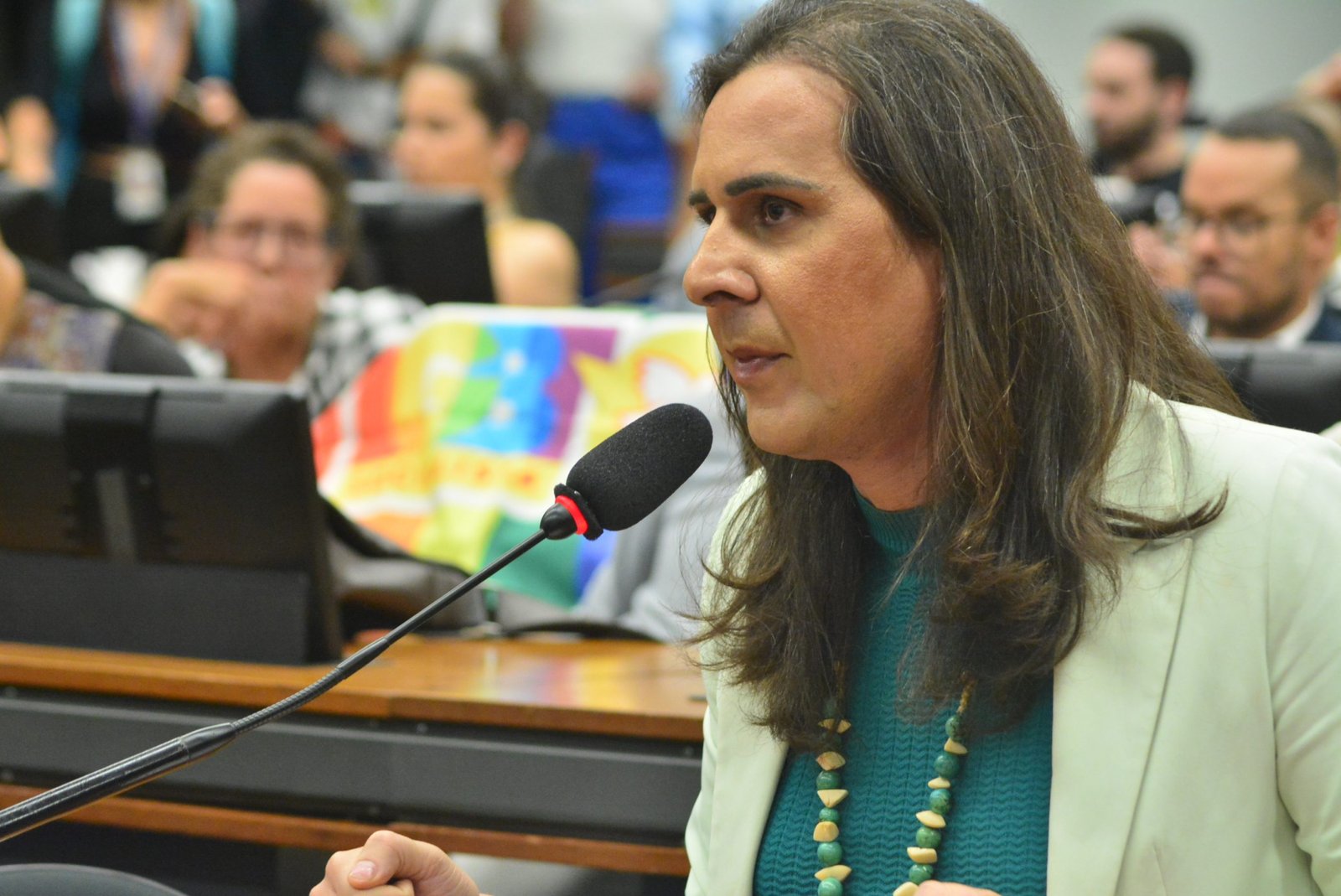 Duda Salabert sugere implante de prótese mamária em mulheres intersexo pelo sistema público de saúde