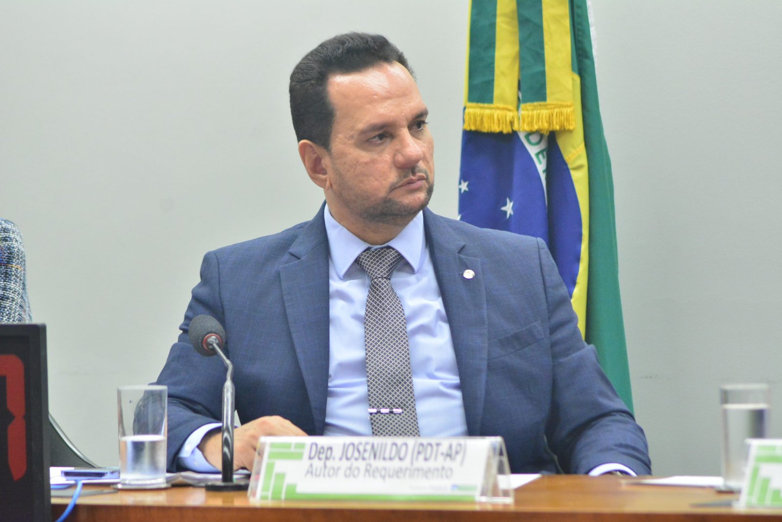 Aprovado parecer de Josenildo a projeto que obriga instalação de itens de segurança em escadas rolantes