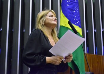 Projeto relatado por Flávia Morais para contratar pessoas com TEA é transformado em lei