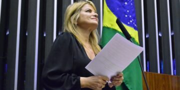Projeto relatado por Flávia Morais para contratar pessoas com TEA é transformado em lei