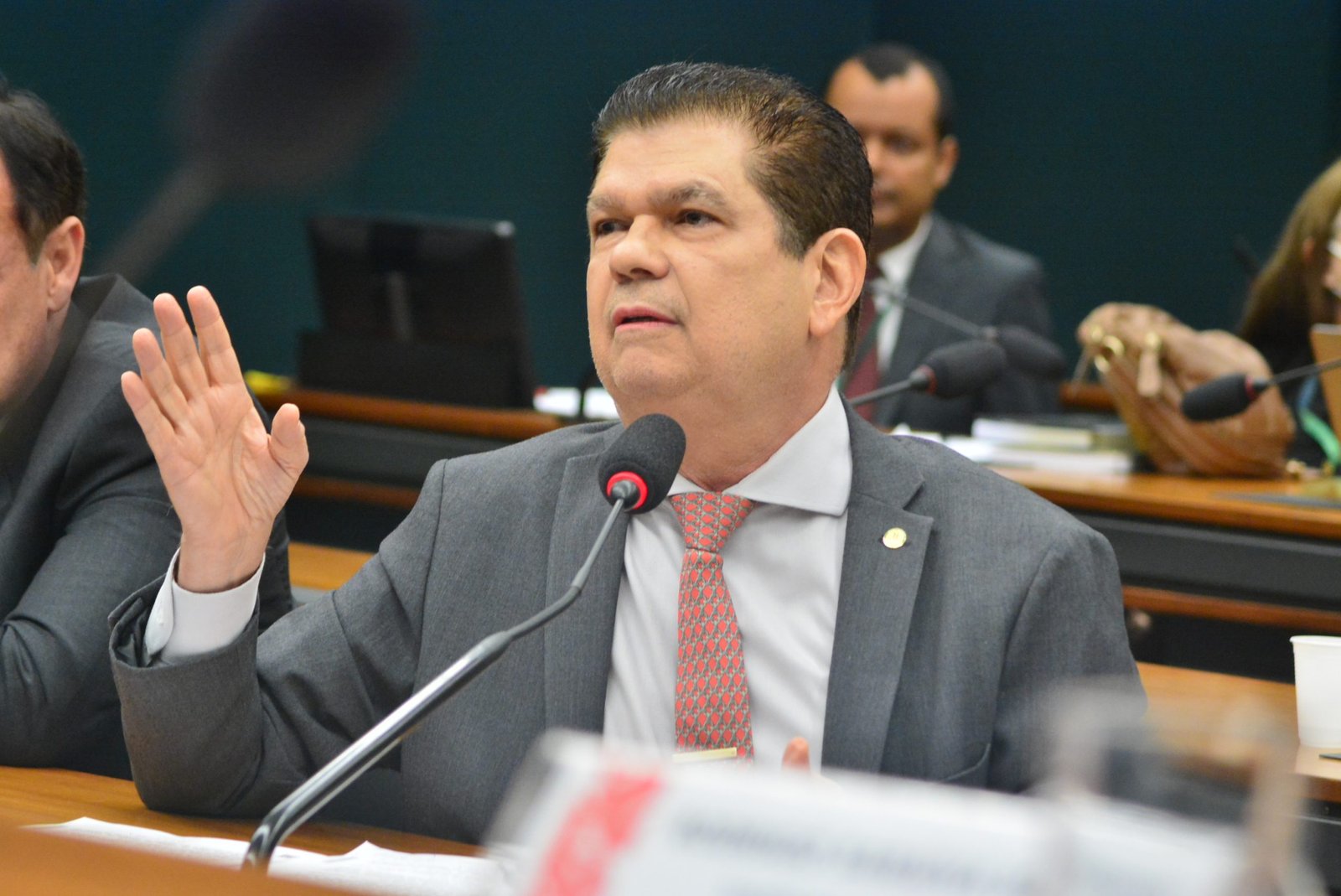 Reforma Tributária inclui cobrança de IPVA sobre iates e jatinhos proposta por Mauro Benevides Filho