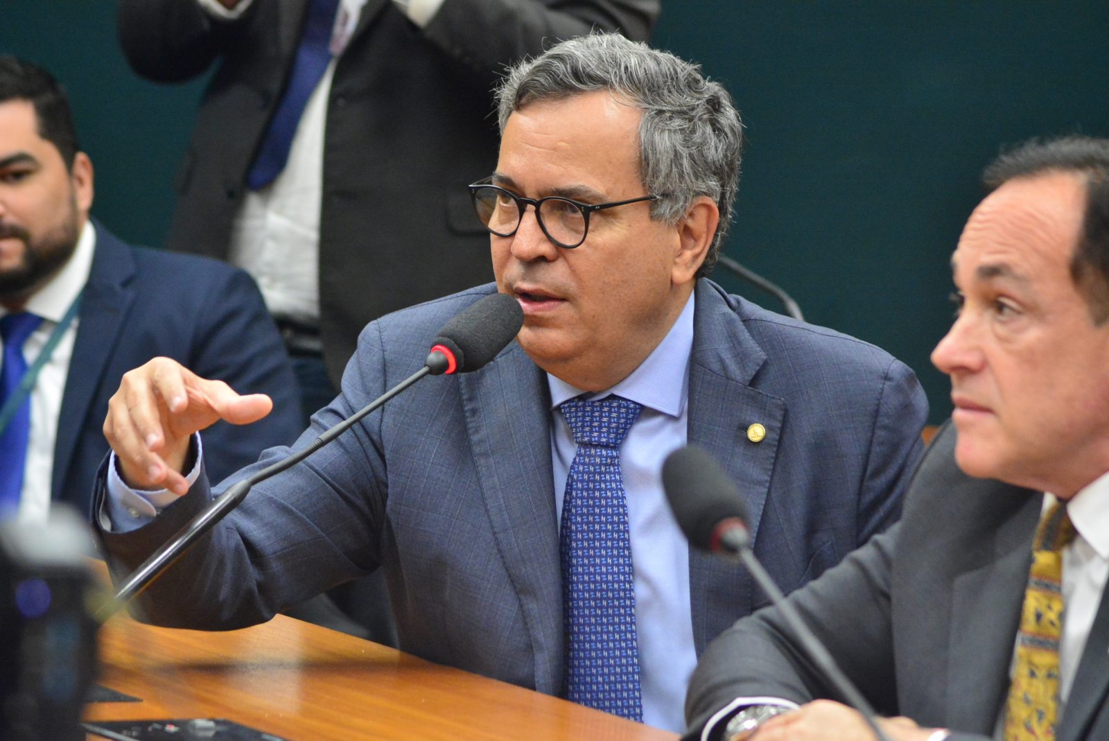 Comissão discute projeto de Félix Mendonça Jr. sobre compra em site internacional feita por pessoa física