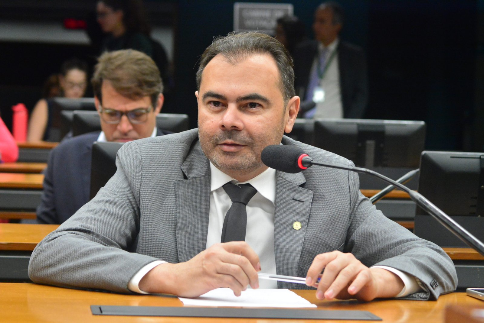 Proposta de Idilvan Alencar permite que  servidor da rede básica de ensino se licencie para qualificação profissional