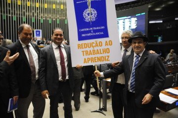 Deputados aprovam reforma trabalhista e alteram quase cem pontos da CLT. PDT vota contra