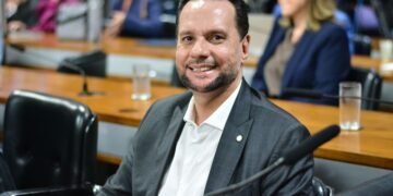 Comissão aprova política nacional para incluir profissionais autistas no mercado de trabalho