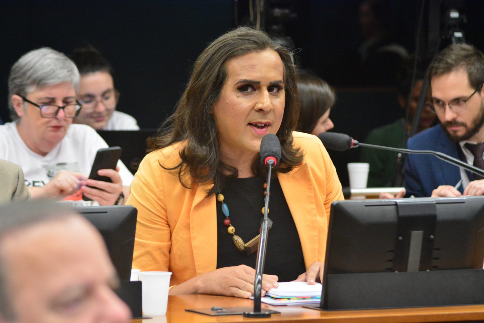 Duda Salabert subscreve requerimento para visita à cidade de Medellin