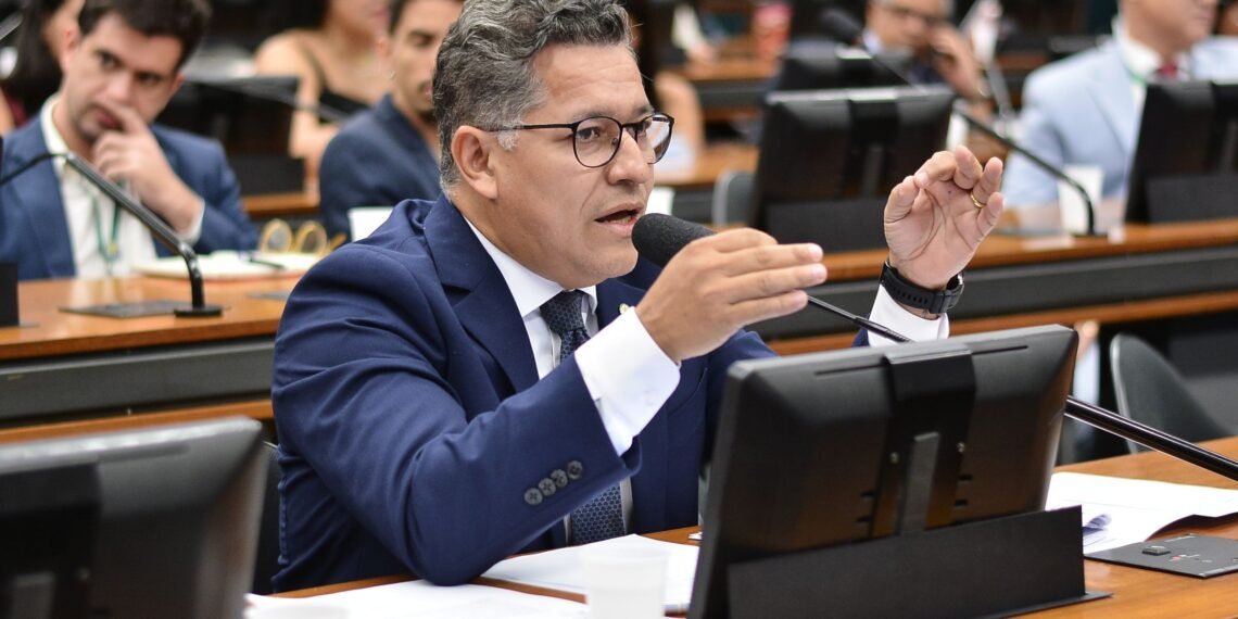 Comissão aprova texto de Dorinaldo Malafaia que obriga uso do “fator amazônico” em contratações públicas