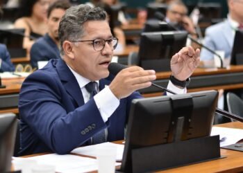 Parecer favorável de Dorinaldo a projeto que protege comunidade de pescadores ameaçada por poluição é aprovado em comissão