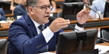 Parecer favorável de Dorinaldo a projeto que protege comunidade de pescadores ameaçada por poluição é aprovado em comissão