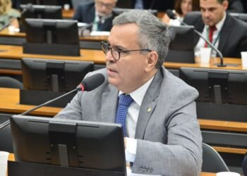 Comissão de Trabalho aprova projetos de Félix Jr. que proíbem negóciar com empresas que usem mão de obra infantil ou escrava