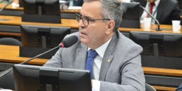 Comissão de Trabalho aprova projetos de Félix Jr. que proíbem negóciar com empresas que usem mão de obra infantil ou escrava