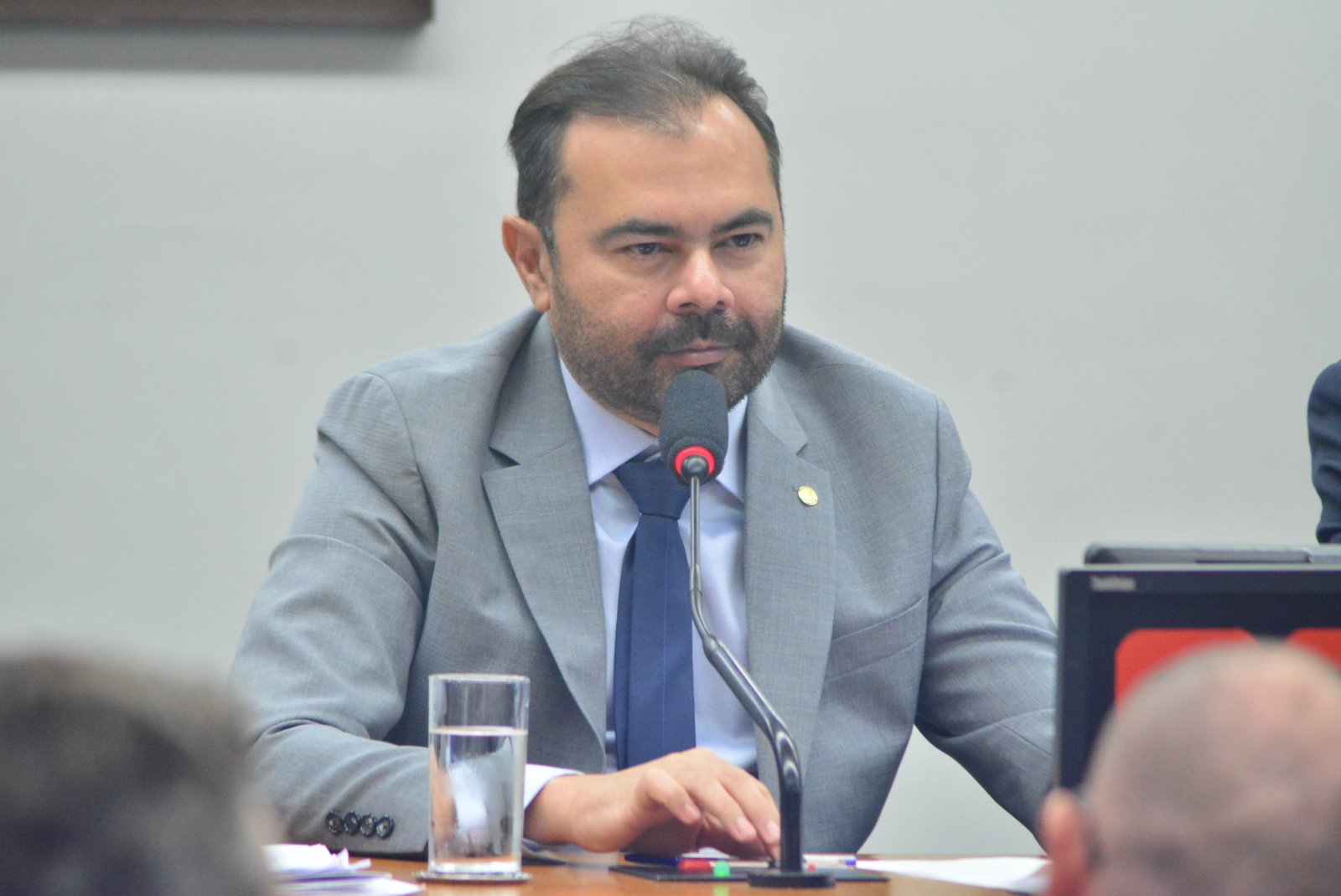 Projeto de Idilvan Alencar reduz carga horária de trabalho para professor da rede pública em pós-graduação