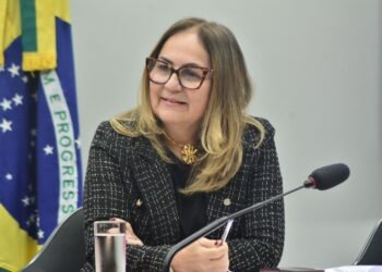 Professora Goreth propõe agilizar atendimento na rede pública para quem comete autoagressão