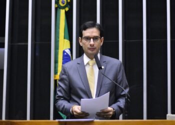 Leo Prates apresenta parecer na Comissão de Trabalho que derruba a escala 6×1 e adota jornada gradual