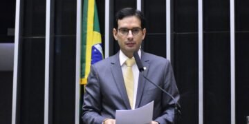 Leo Prates apresenta parecer na Comissão de Trabalho que derruba a escala 6×1 e adota jornada gradual