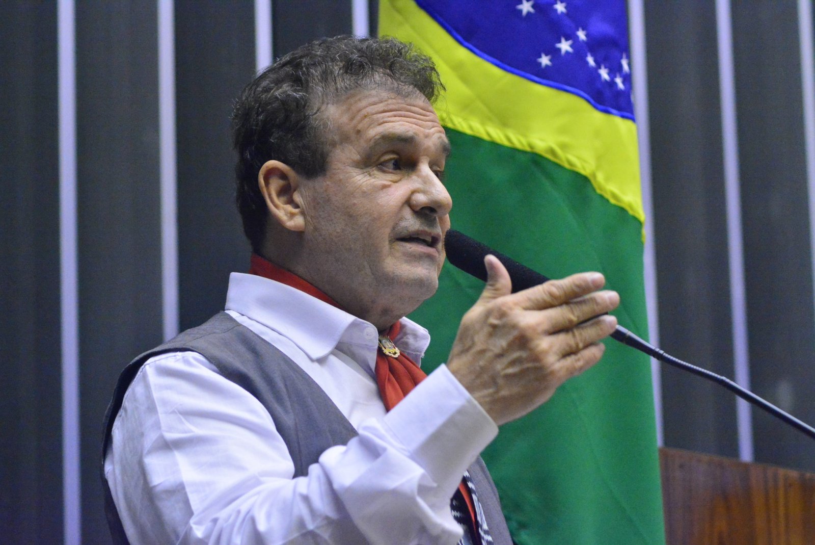 Isenção de IPI para aparelhos auditivos sugerida por Pompeo de Mattos é aprovada em comissão