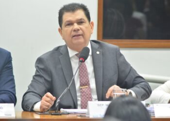 Proposta de Mauro Benevides Filho define jornada de trinta e seis horas para o profissional da enfermagem