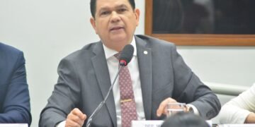 Proposta de Mauro Benevides Filho define jornada de trinta e seis horas para o profissional da enfermagem