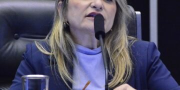 Flávia Morais é favorável e comissão aprova melhores condições de trabalho de profissionais da educação em presídios