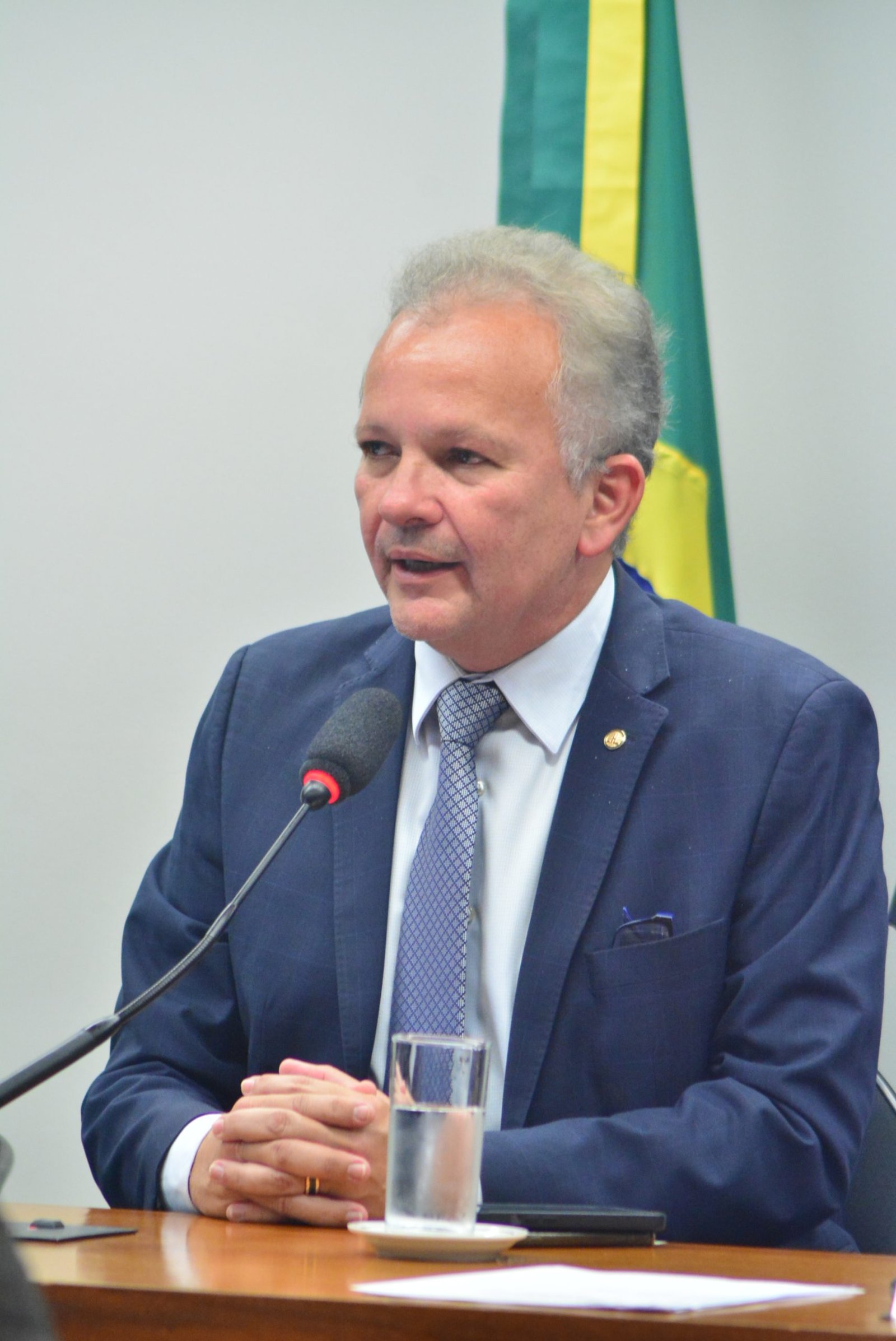 CCJ da Câmara aprova projeto de André Figueiredo que multa inclusão de cláusula abusiva em contrato empresarial